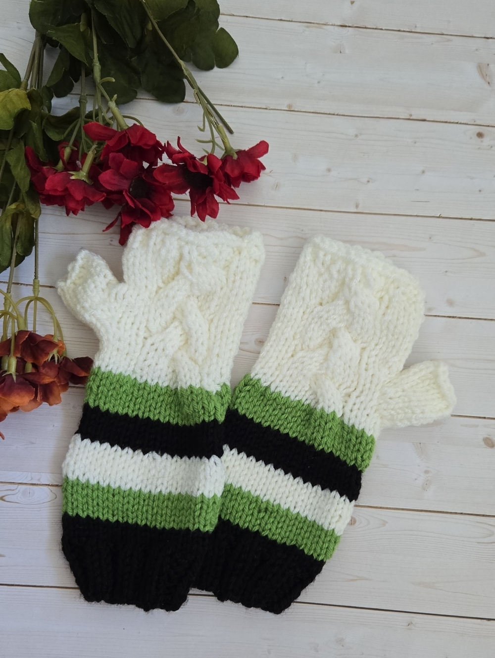 * Brand New HandKnit Green White Black Cable Pattern Fingerless Mittens Gloves